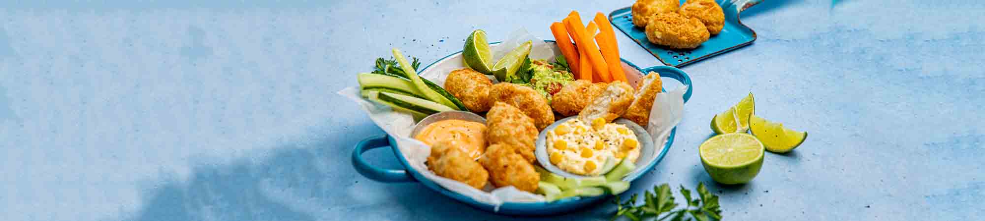 Fish & Crisp Nuggets med forskjellige dipper og sauser; rømmedressing, chilimajo og salsa