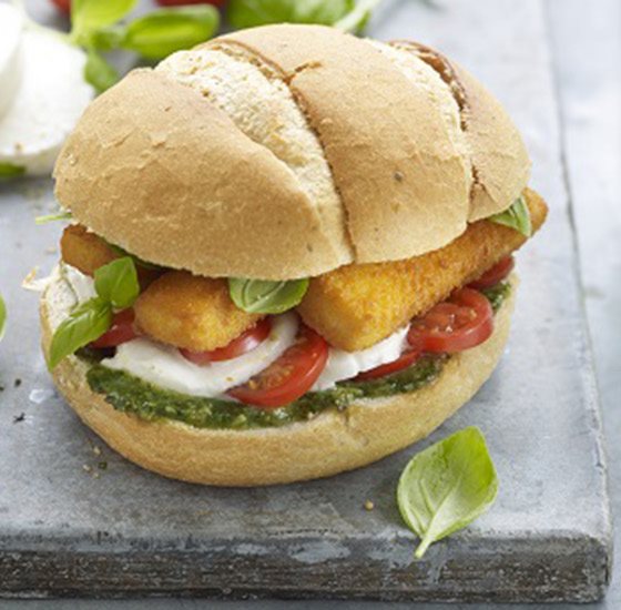 fiskeburger med fiskepinner, pesto, mozzarella og tomat