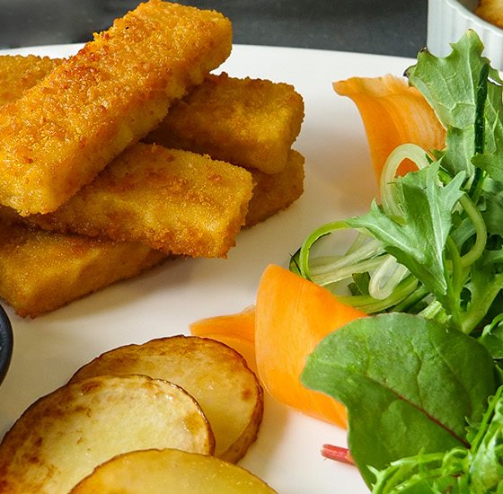 Fiskepinner med ovnsbakte potetbåter og frisk salat