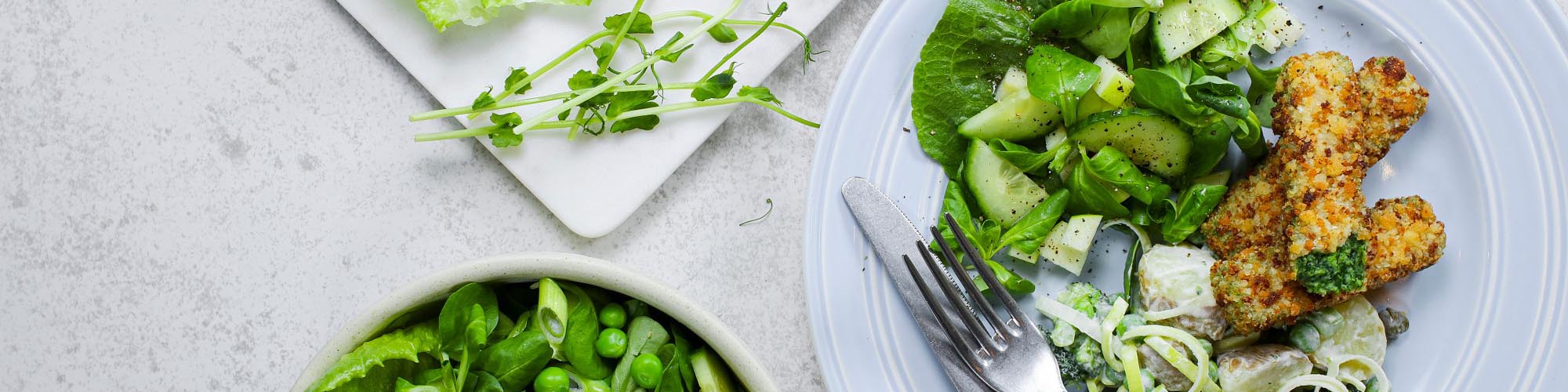 Spinatpinner på tallerken med pasta og grønn salat - en god og enkel vegetarmiddag
