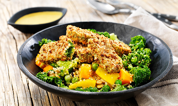 Dyp tallerken med bulgursalat (bl.a. med grønnkål) og sprøbakte spinatpinner. Skål med karrisaus ved siden av. God, enkel vegetar middag
