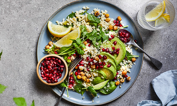Salat med blomkålris, granateple, avokado og kikerter