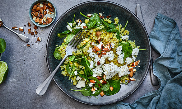 Tallerken med stekt blomkålris i karriblanding med spinat og fetaost