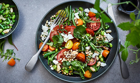 Salat med bønnemiks og tomater