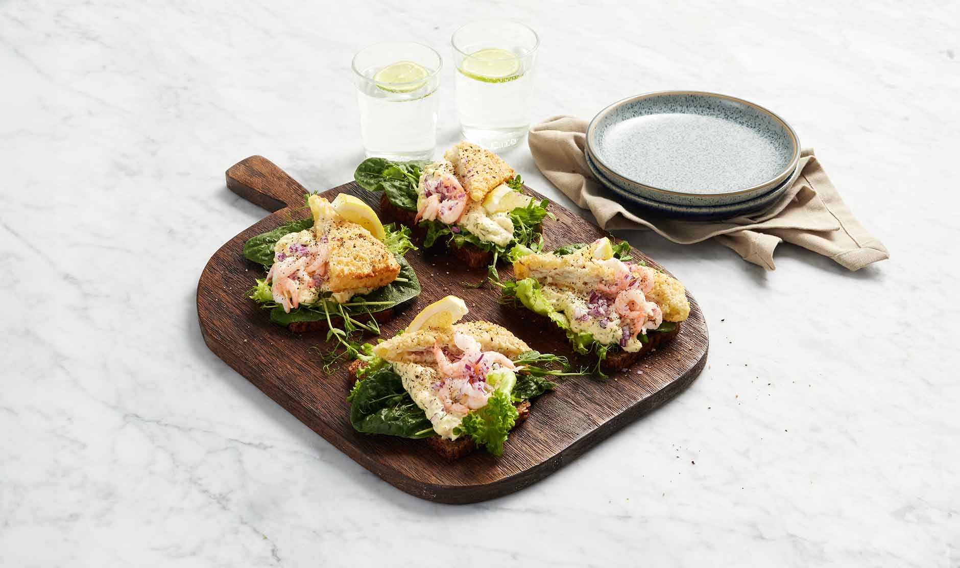 Grovt brød med eggesalat og sprøbakt fisk