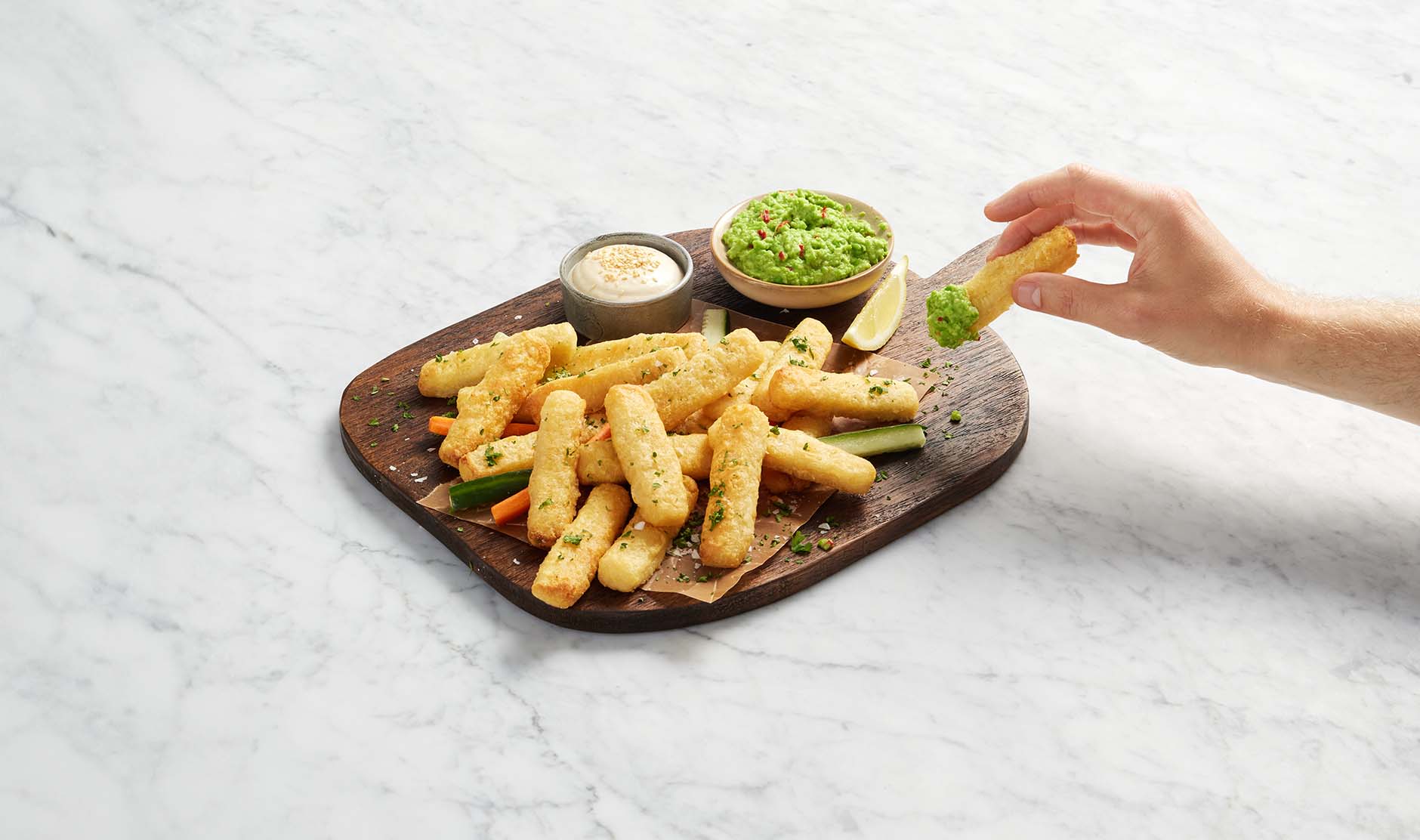 Fingermat med Fish & Crisp fiskepinner og tre dippsauser