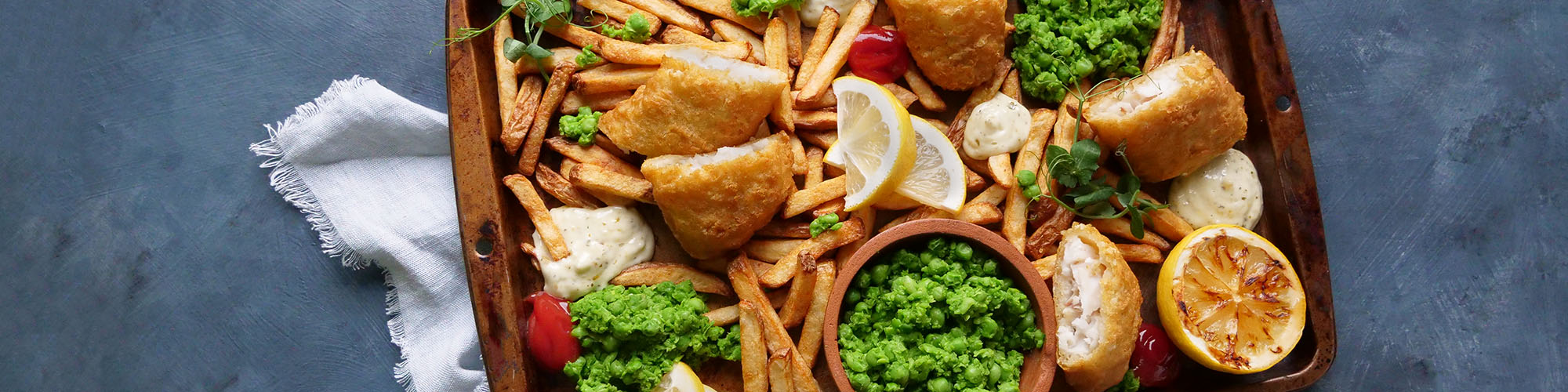 Klassisk Fish & Chips med tartarsaus og ertepuré