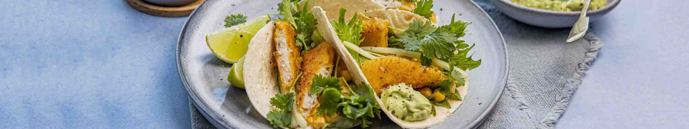 Fiskepinnetacos med guacamole og maisrøre