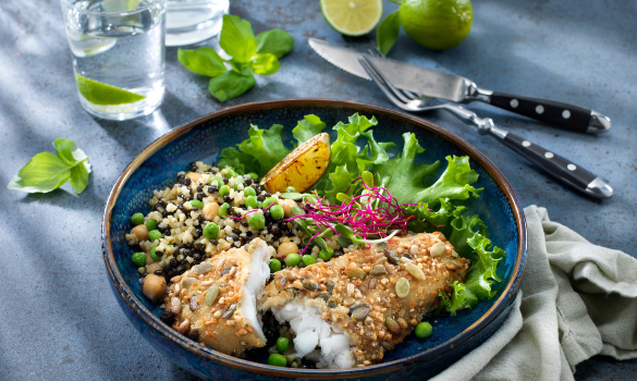 Bulgursalat servert med sprøbakt fisk