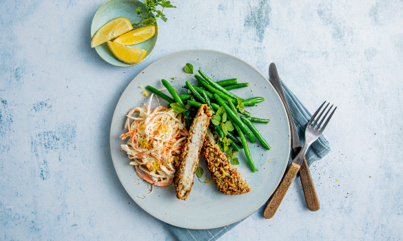 Sprøbakt fisk med enkel coleslaw