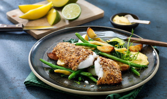 Middag med potetbåter, sprø fisk og aspargesbønner