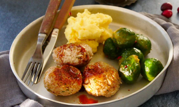 Vegisterkaker, potetmos og rosenkål på tallerken med kniv og gaffel