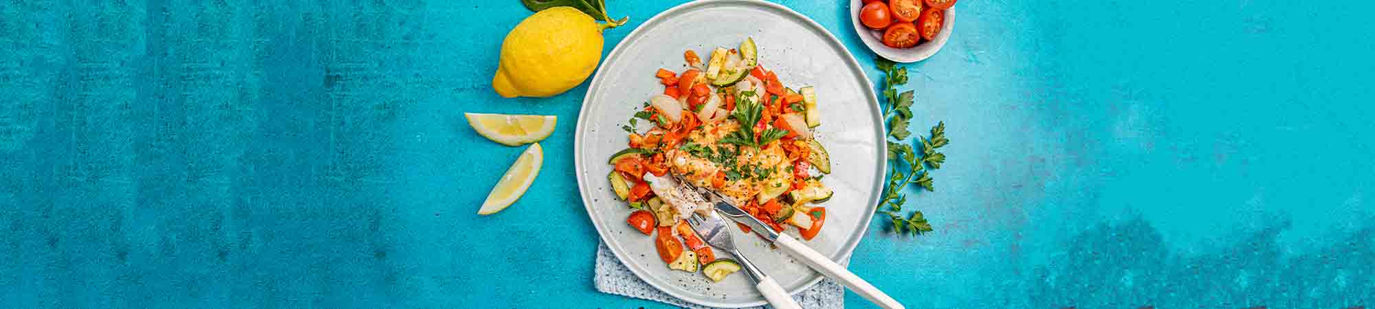 Ovnsbakt fiskefilet med italiensk saus og ovnsbakte grønnsaker