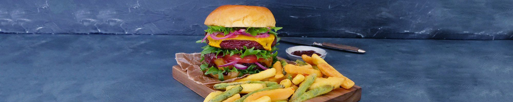 Burger med grønnsaksfries