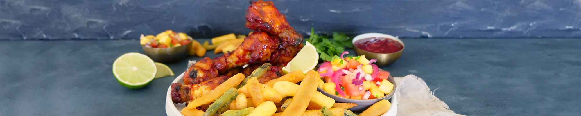 Kyllingklubber med grønnsaksfries og mangosalsa