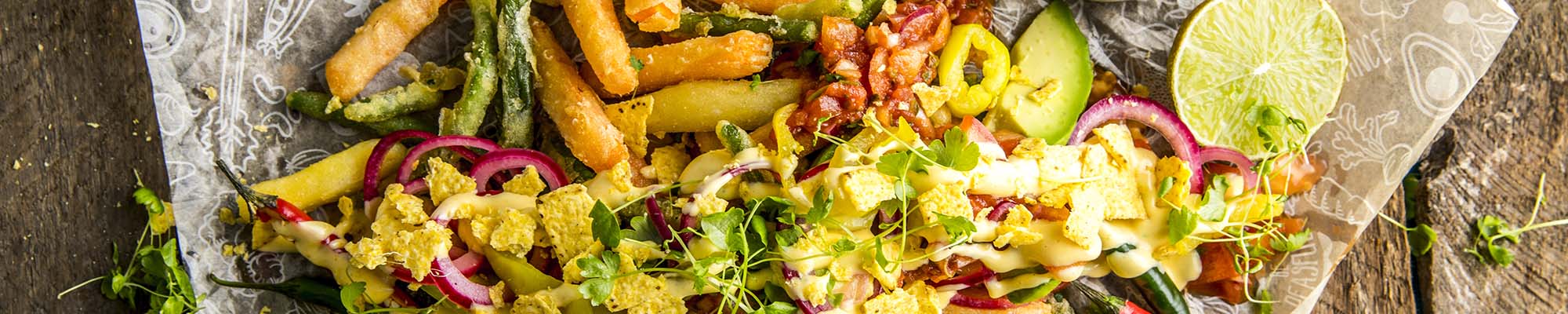 Sprøbakte Grønnsaksfries med rødløk, nachochips, salsa, lime mm - perferkt til grillmaten! (Avlangt bilde)