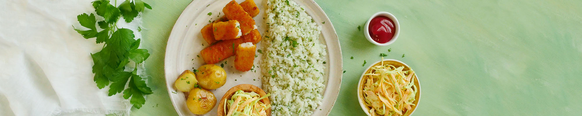 Fiskepinner med blomkålris og coleslaw
