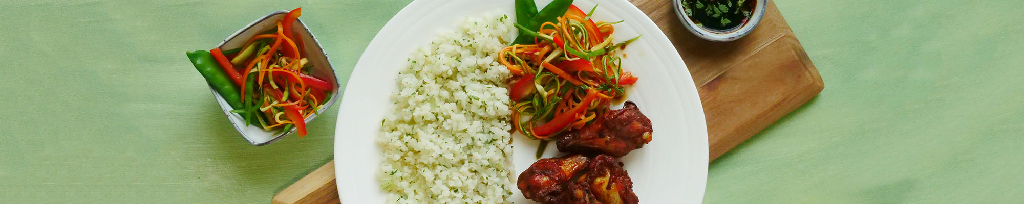 Stekt blomkålris med kyllingvinger og asiatisk salat