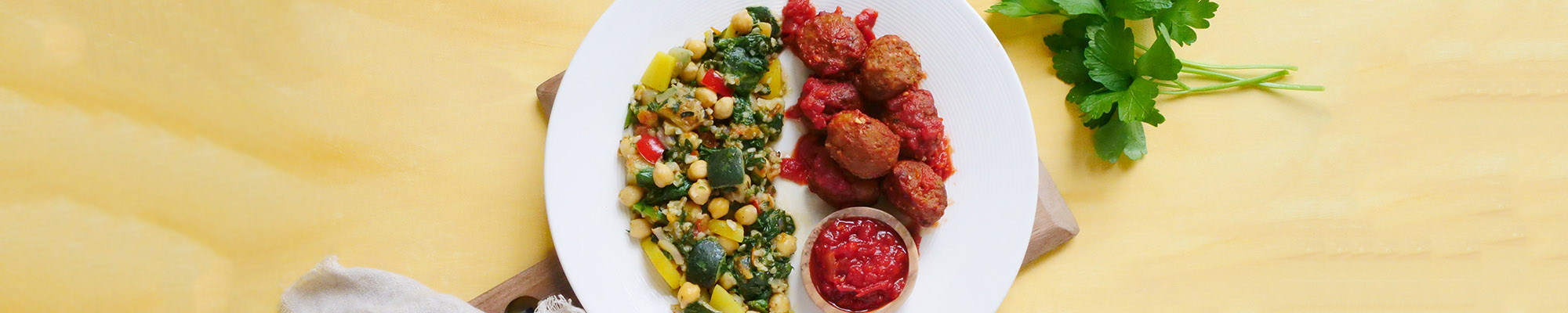 Bulgur med kikerter og spinat servert med kjøtboller i tomatsaus