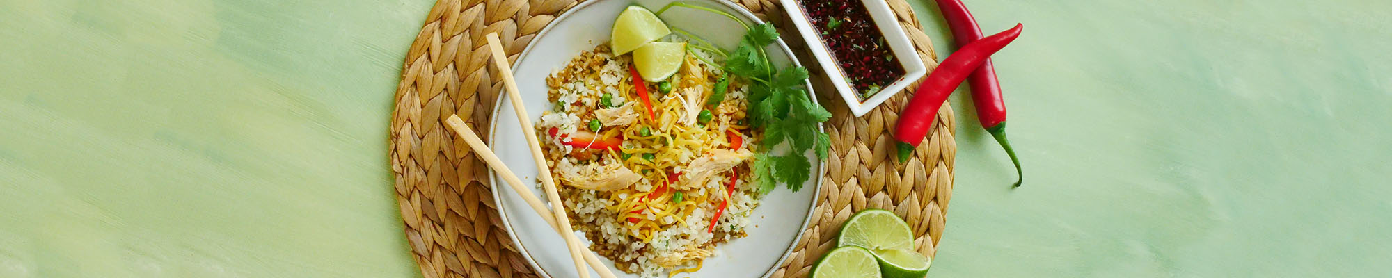 Stekt blomkålris med kylling og nudler