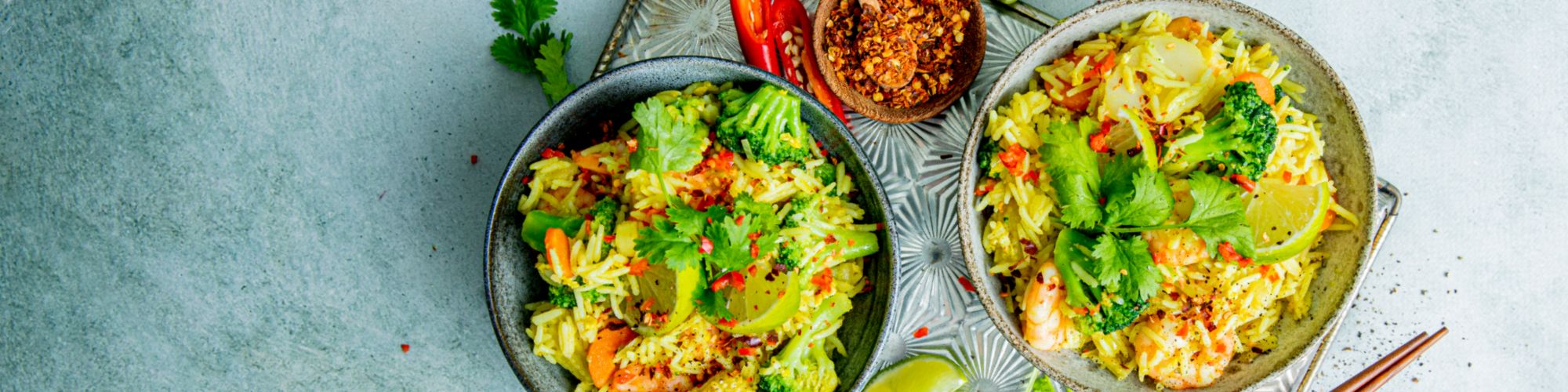 To porsjoner med scampi wok og ris - wok er enkel restemat