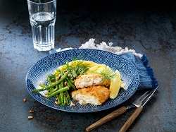 Kapteinens Fylte med ost og skinke servert med rotmos og pannestekte aspargesbønner