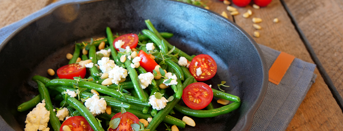 Stekte aspargesbønner med tomat og feta