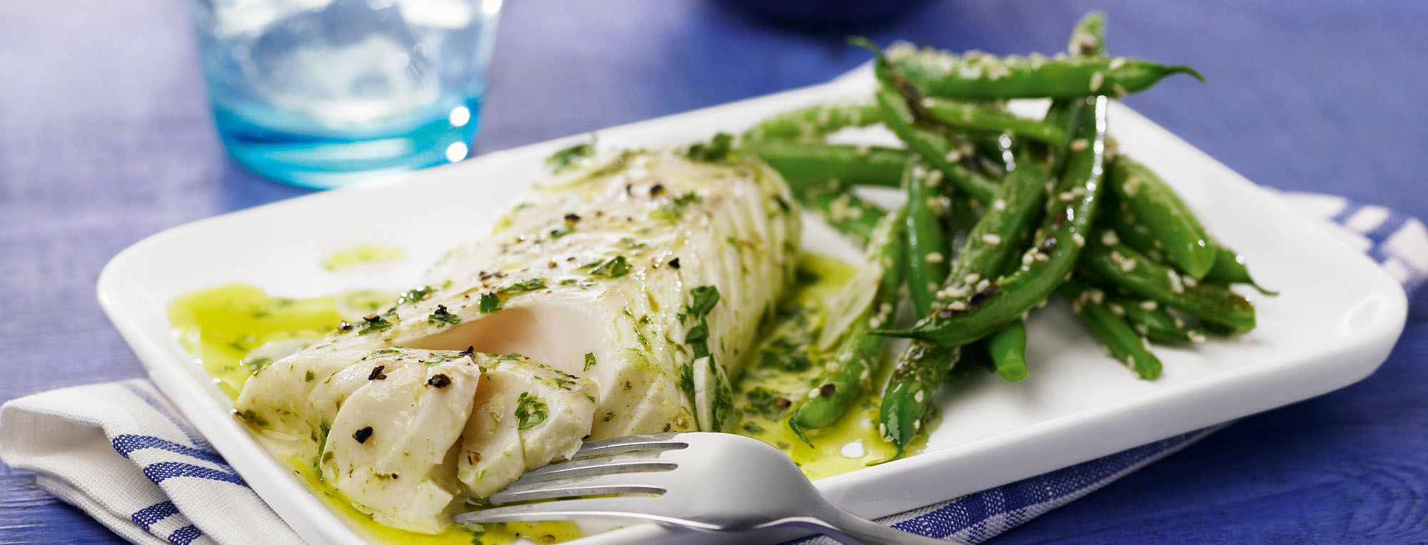 Pannestekt torsk med urtesmør og aspargesbønner