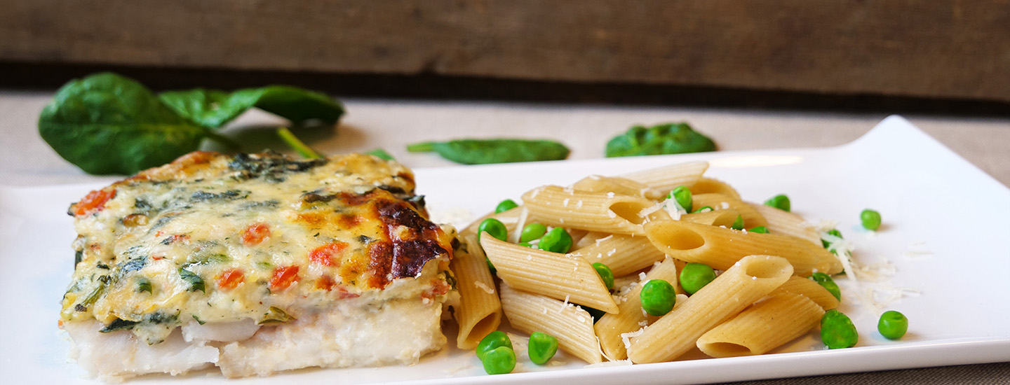 Ovnsbakt fiskefilet med fullkornspenne og erter