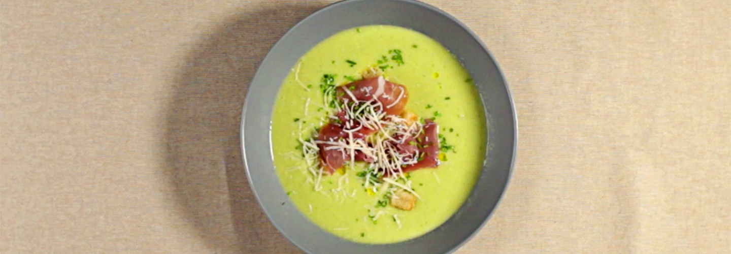 Brokkoli- og blomkålsuppe med brødkrutonger og parmaskinke