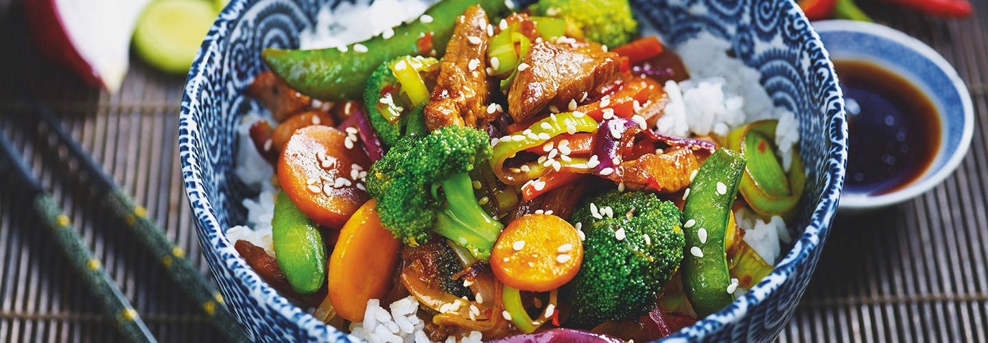 Wok med strimlet svinekjøtt