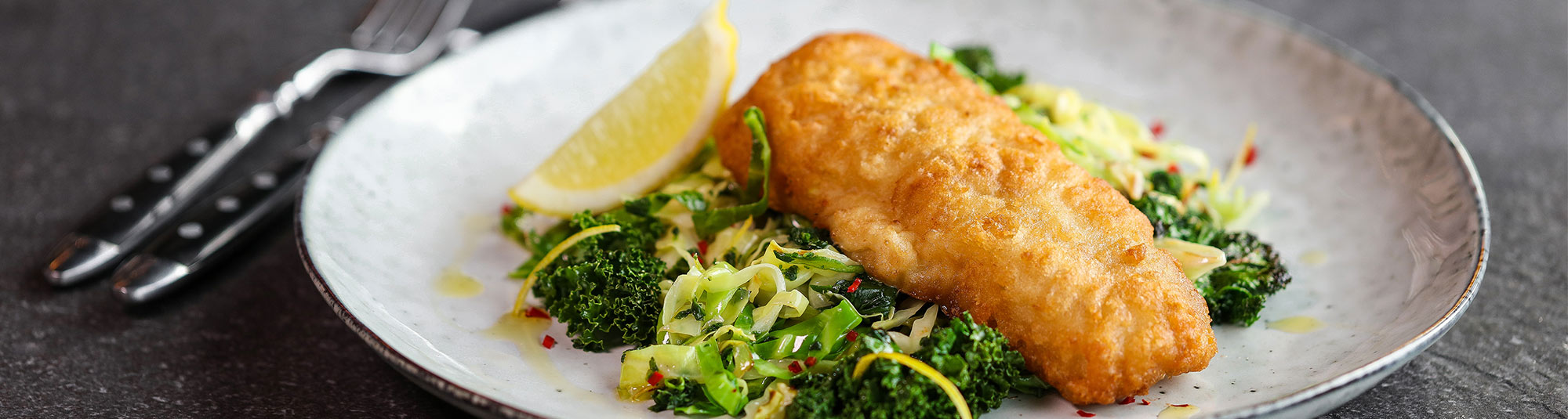 Fish & Crisp med stekt grønnkålblanding