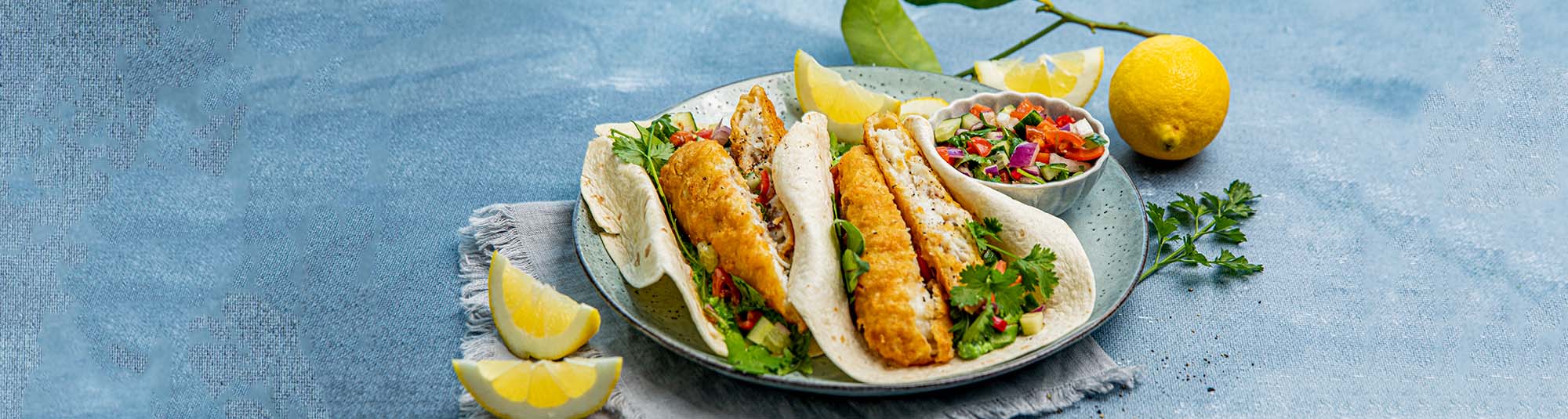 Wrap med Crispy fish rolls, salat, rødkål, mango og topping er en frisk og annerledes wrap-oppskrift