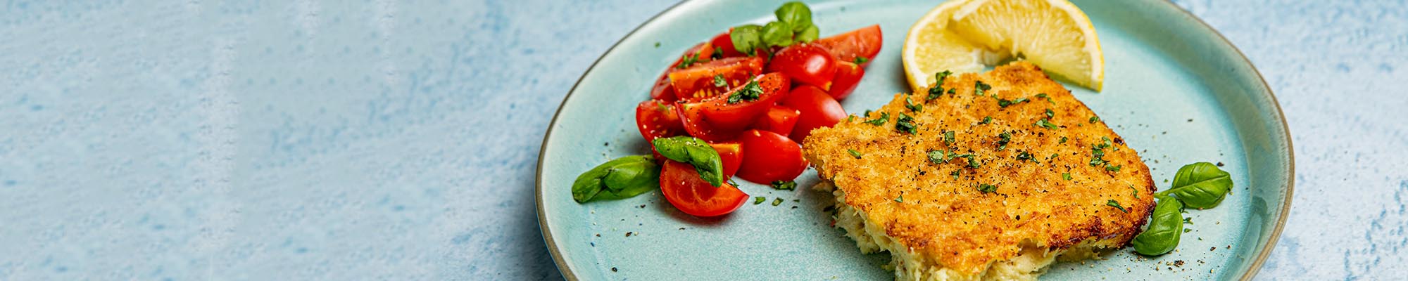 Fiskegrateng med tomater og basilikum