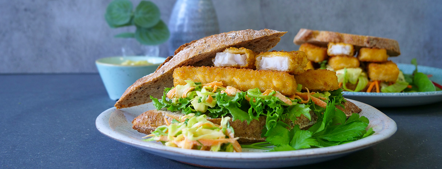 Sandwich med fiskepinner og coleslaw