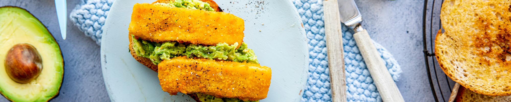 Fiskepinnetoast med avokado