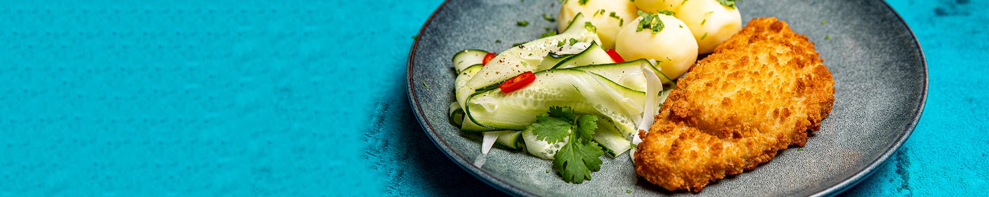 Fylt fisk med hollandaise servert med agurk- og fennikelsalat