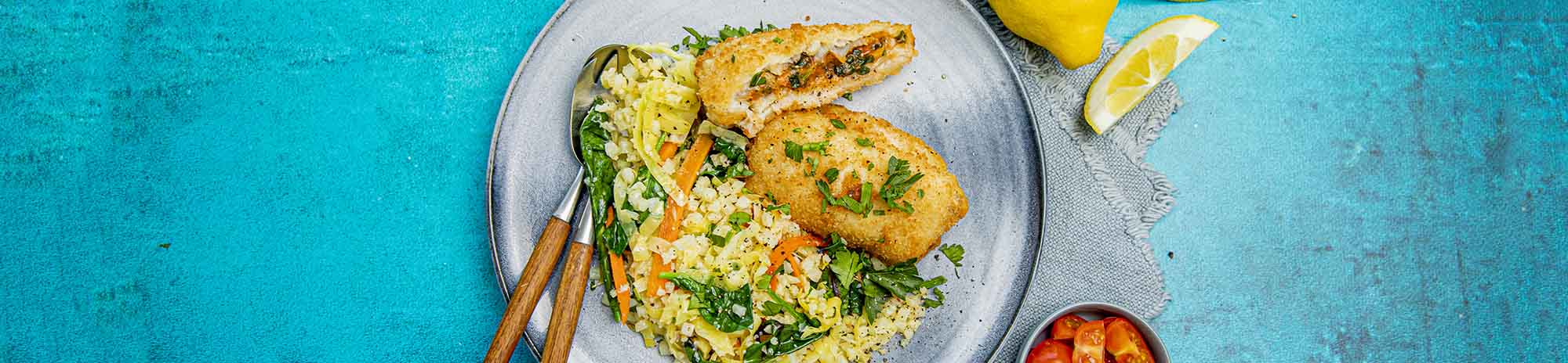 Kapteinens fylte fish rolls servert med blomkålris