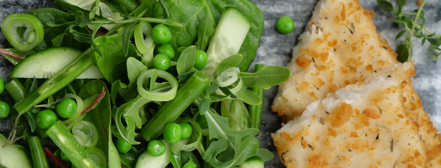 Lettpanert fiskefilet med grønn salat
