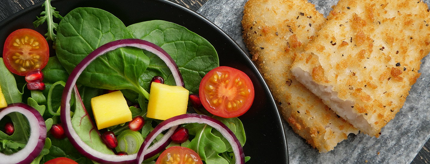 Lettpanert fiskefilet med fargerik salat