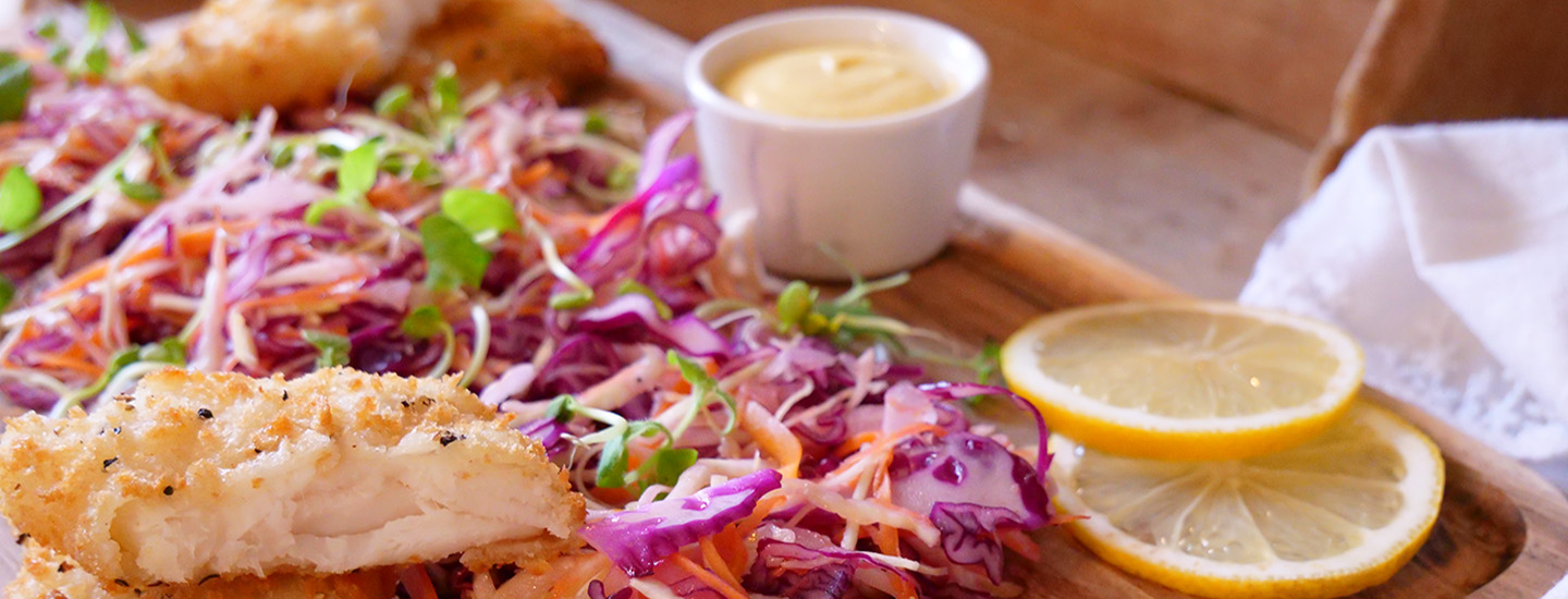 Lettpanert fiskefilet med regnbuesalat