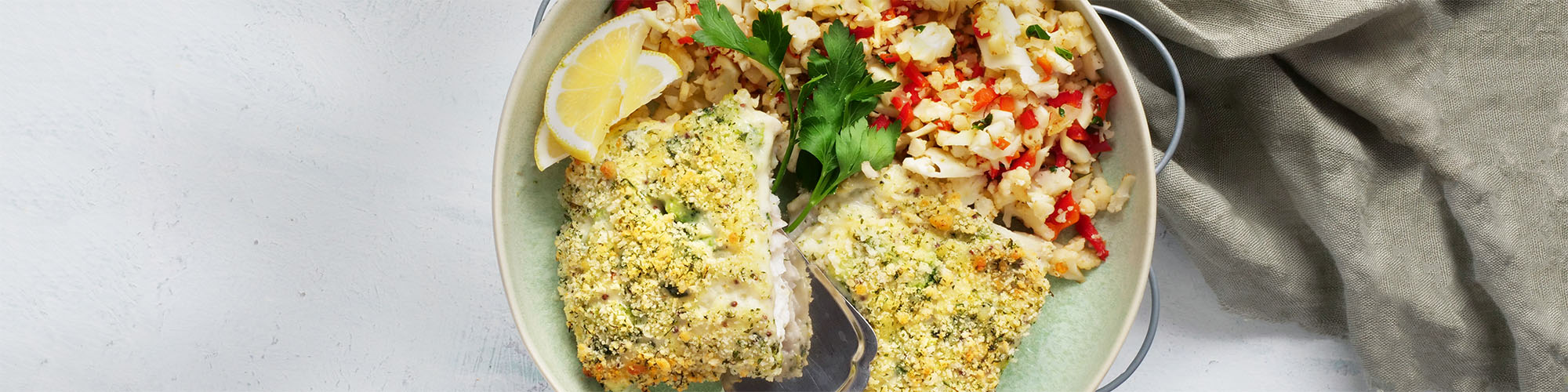 Ovnsbakt fiskefilet med brokkolisaus og blomkålris med paprika