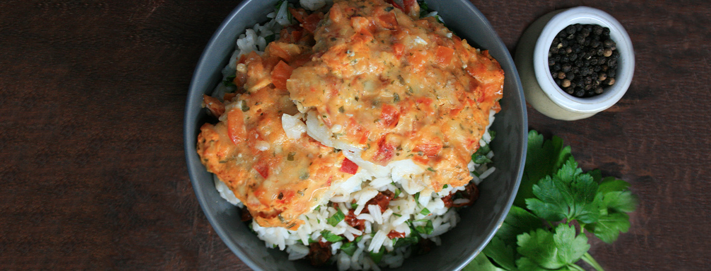 Ovnsbakt fiskefilet med italiensk saus og rissalat