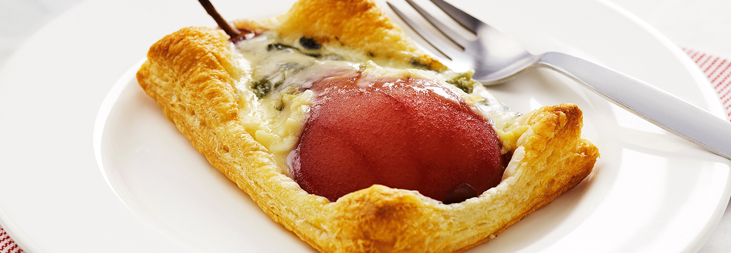 Butterdeig med pære og blåmuggost