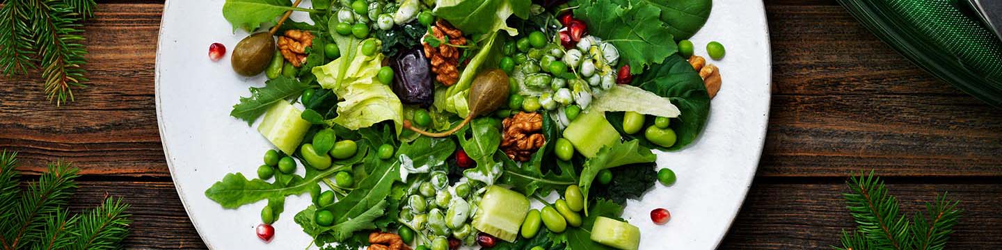 Salat med granateple, erter, dadler og kapers