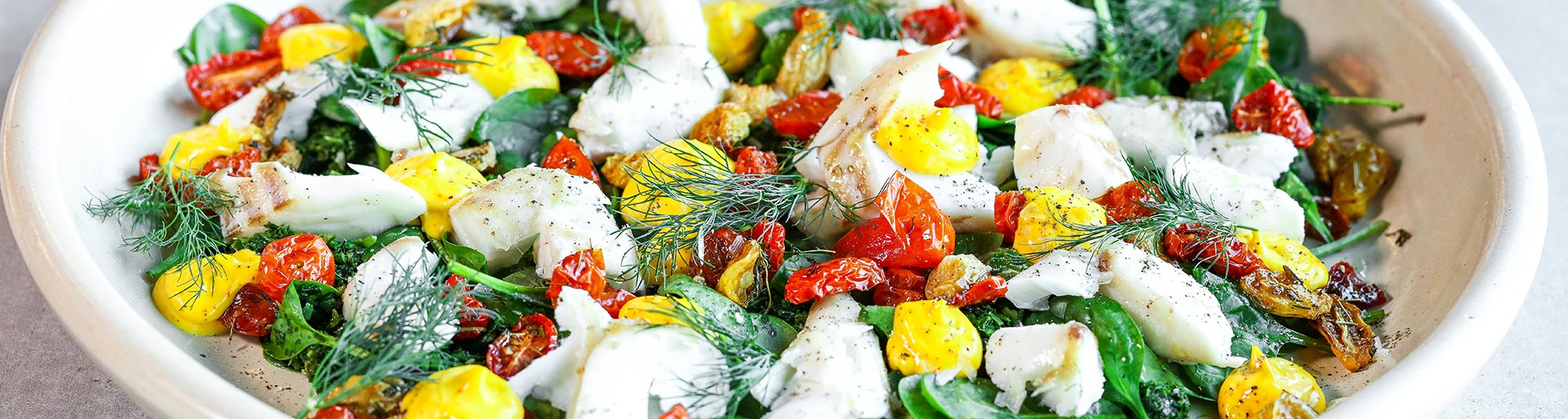 Ovnsbakt torsk med stekt grønnkål og safranmajones