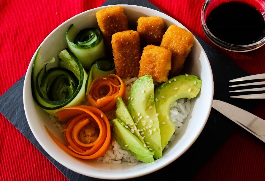 Poké-bowl med fiskepinner